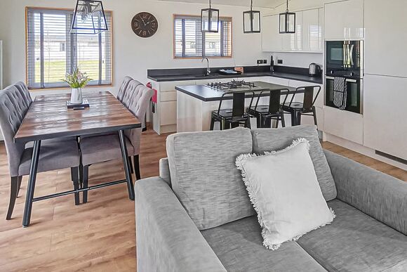 Elite Lodge 3  - Cherry Bird Lodge Escape, Newbury