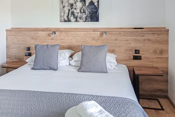 Elite Lodge 3  - Cherry Bird Lodge Escape, Newbury