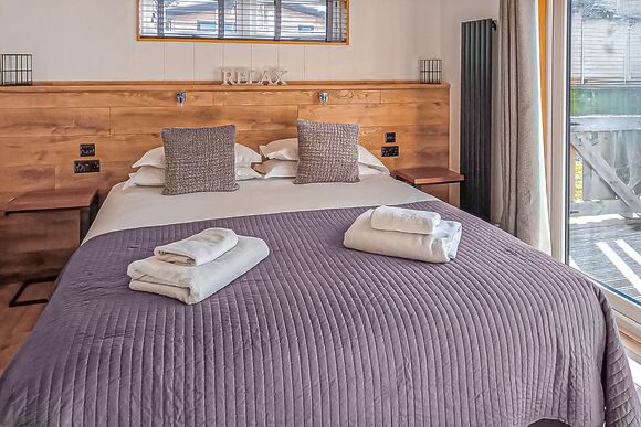 Elite Lodge 3  - Cherry Bird Lodge Escape, Newbury