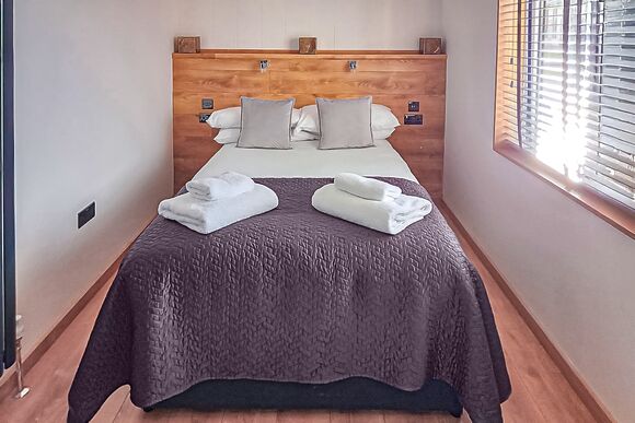 Elite Lodge 3  - Cherry Bird Lodge Escape, Newbury