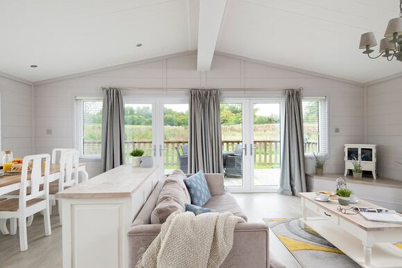 Elite Spa Lodge 2 (super kings) - Cherry Bird Lodge Escape, Newbury