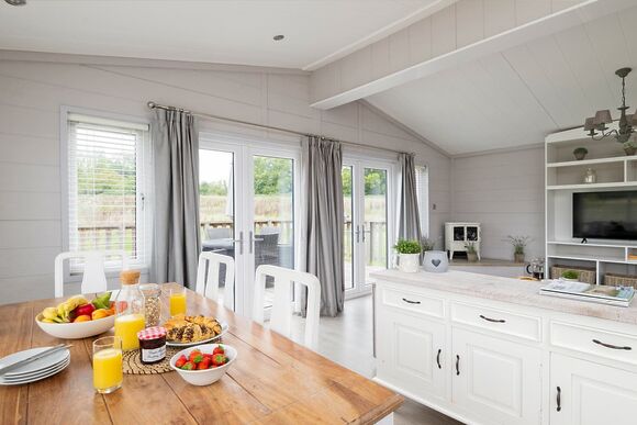 Elite Spa Lodge 2 (super kings) - Cherry Bird Lodge Escape, Newbury