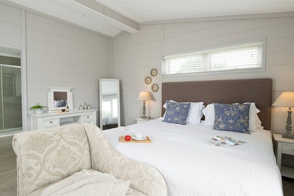 Elite Spa Lodge 2 (super kings) - Cherry Bird Lodge Escape, Newbury