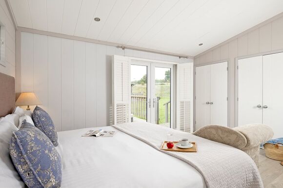 Elite Spa Lodge 2 (super kings) - Cherry Bird Lodge Escape, Newbury