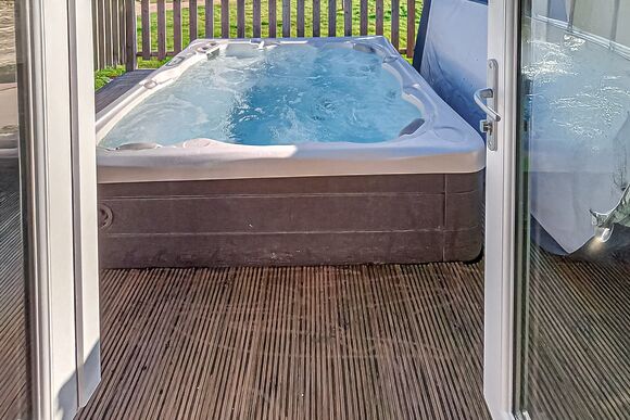 Elite Spa Lodge 3 (3 Doubles) - Cherry Bird Lodge Escape, Newbury