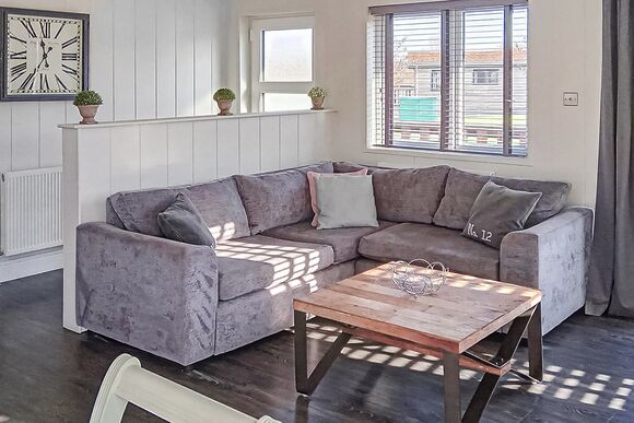 Elite Spa Lodge 3 (3 Doubles) - Cherry Bird Lodge Escape, Newbury