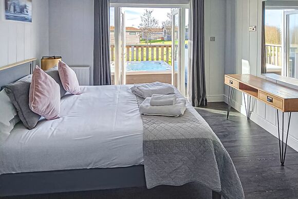 Elite Spa Lodge 3 (3 Doubles) - Cherry Bird Lodge Escape, Newbury