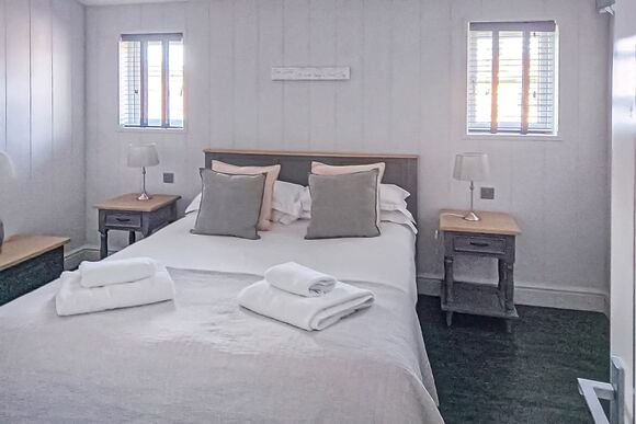 Elite Spa Lodge 3 (3 Doubles) - Cherry Bird Lodge Escape, Newbury