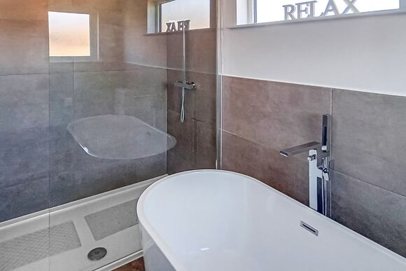 Elite Spa Lodge 3 (3 Doubles) - Cherry Bird Lodge Escape, Newbury