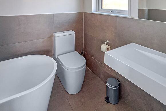 Elite Spa Lodge 3 (3 Doubles) - Cherry Bird Lodge Escape, Newbury