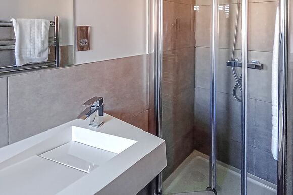 Elite Spa Lodge 3 (3 Doubles) - Cherry Bird Lodge Escape, Newbury