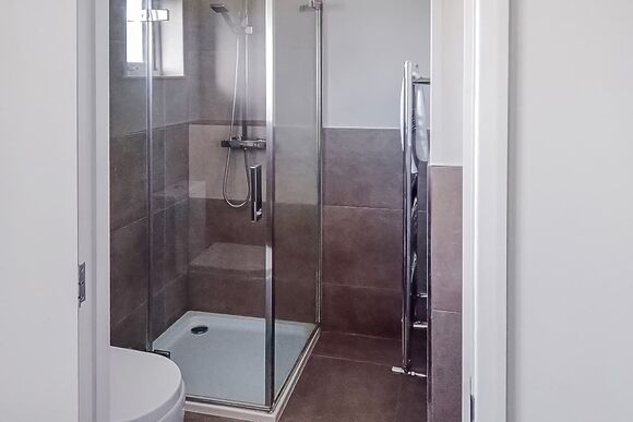 Elite Spa Lodge 3 (3 Doubles) - Cherry Bird Lodge Escape, Newbury