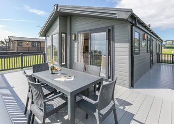 Deluxe Lodge with parking, ensuite, decking & hot tub - Tummel Valley, Pitlochry, Perthshire