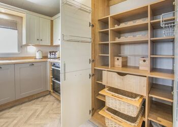 Deluxe Lodge with parking, ensuite, decking & hot tub - Tummel Valley, Pitlochry, Perthshire