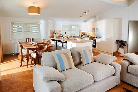 Typical Lakeside Retreat (Pet Friendly)