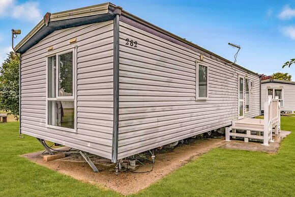 Silver Caravan with ensuite - Vauxhall Holiday Park, Great Yarmouth