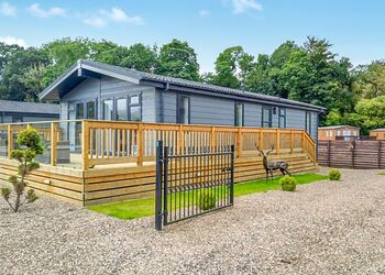 Caledonia Lodge VIP - Loch Ness Highland Resort, Fort Augustus