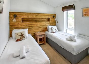 Caledonia Lodge VIP - Loch Ness Highland Resort, Fort Augustus