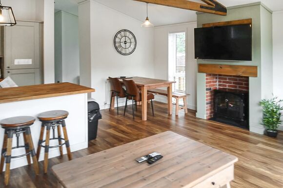 Caledonia Lodge VIP - Loch Ness Highland Resort, Fort Augustus