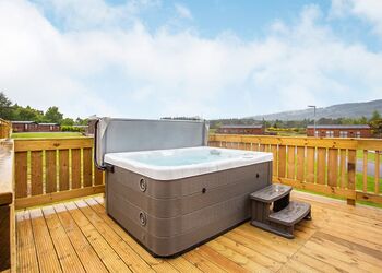 Caledonia Lodge VIP - Loch Ness Lodge Retreat, Fort Augustus