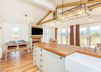 Caledonia Lodge VIP - Loch Ness Lodge Retreat, Fort Augustus