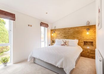 Caledonia Lodge VIP - Loch Ness Lodge Retreat, Fort Augustus