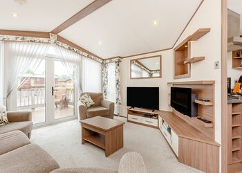 Highlander Holiday Home VIP - Loch Ness Lodge Retreat, Fort Augustus