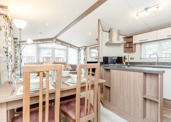 Highlander Holiday Home VIP - Loch Ness Lodge Retreat, Fort Augustus
