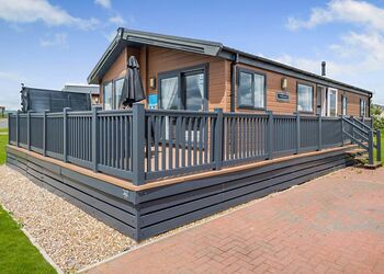 Deluxe Lodge with parking, ensuite, decking, lake view & hot tub - Warmwell, Near Weymouth