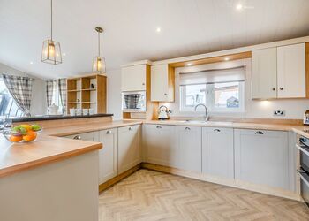 Deluxe Lodge with parking, ensuite, decking, lake view & hot tub - Warmwell, Near Weymouth