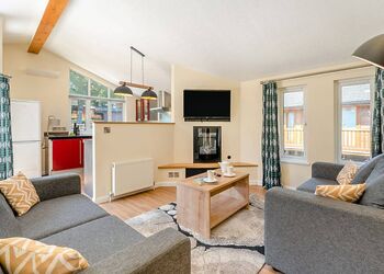 Deluxe Lodge with parking, ensuite, decking & hot tub - Warmwell, Near Weymouth