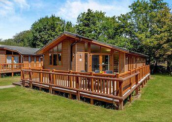 Deluxe 3 Lodge with parking, ensuite, decking, lake view & hot tub - Warmwell, Near Weymouth