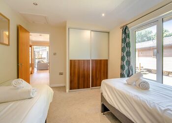 Deluxe 3 Lodge with parking, ensuite, decking, lake view & hot tub - Warmwell, Near Weymouth