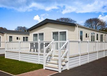 Deluxe 4 Lodge with parking, ensuite, decking, lake view & hot tub - Warmwell, Near Weymouth