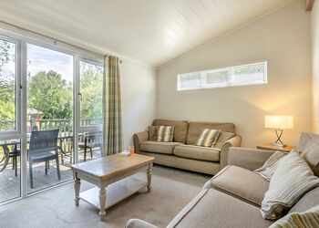 Prestige Lodge with parking, ensuite, decking, lake view & hot tub - Warmwell, Near Weymouth