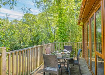 Prestige Lodge with parking, ensuite, decking, lake view & hot tub - Warmwell, Near Weymouth