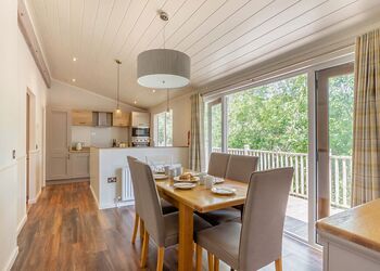 Prestige Lodge with parking, ensuite, decking, lake view & hot tub - Warmwell, Near Weymouth
