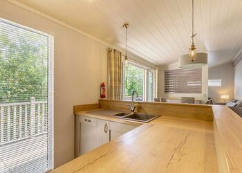 Prestige Lodge with parking, ensuite, decking, lake view & hot tub - Warmwell, Near Weymouth