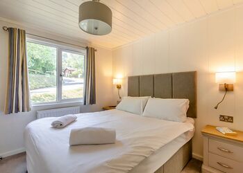 Prestige Lodge with parking, ensuite, decking, lake view & hot tub - Warmwell, Near Weymouth