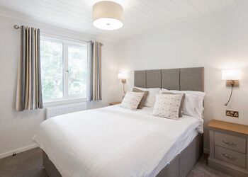 Prestige Accessible with parking, ensuite, decking, lake view, hot tub - Warmwell, Near Weymouth