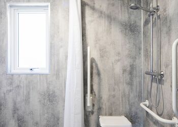 Prestige Accessible with parking, ensuite, decking, lake view, hot tub - Warmwell, Near Weymouth