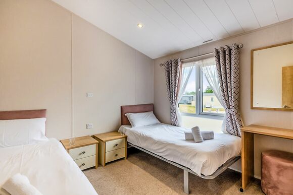 Deluxe Lodge with parking, ensuite & decking, Deluxe 2, Slps 4, parking, ensuite, decking P - Warmwell, Near Weymouth