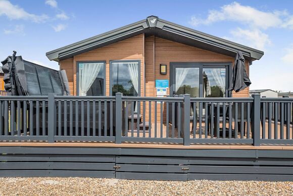 Deluxe Lodge with parking, ensuite, decking & lake view - Warmwell, Near Weymouth