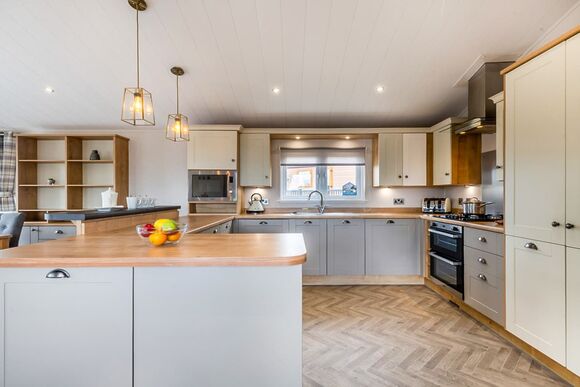 Deluxe Lodge with parking, ensuite, decking & lake view - Warmwell, Near Weymouth