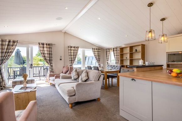 Deluxe 2, Slps 4, parking, ensuite, decking, LV P, Deluxe Lodge with parking, ensuite, decking & lake view - Warmwell, Near Weymouth