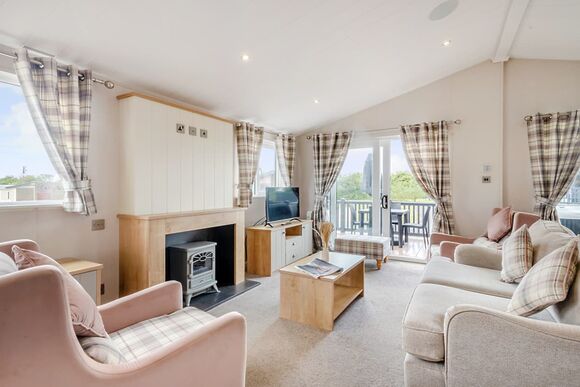 Deluxe Lodge with parking, ensuite, decking & lake view, Deluxe 2, Slps 4, parking, ensuite, decking, LV P - Warmwell, Near Weymouth