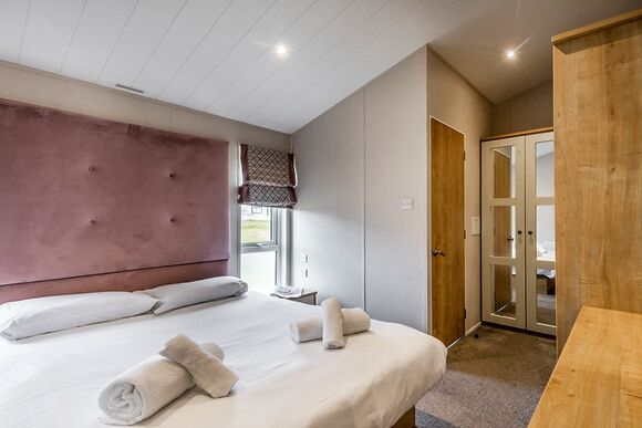 Deluxe 2, Slps 4, parking, ensuite, decking, LV P, Deluxe Lodge with parking, ensuite, decking & lake view - Warmwell, Near Weymouth