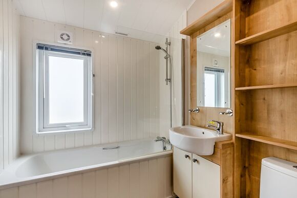 Deluxe 2, Slps 4, parking, ensuite, decking, LV P, Deluxe Lodge with parking, ensuite, decking & lake view - Warmwell, Near Weymouth