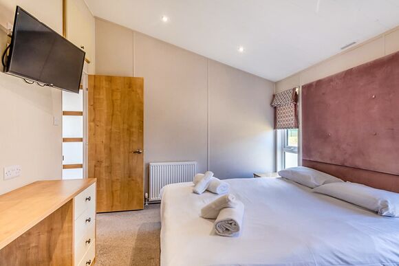 Deluxe Lodge with parking, ensuite, decking, lake view & hot tub - Warmwell, Near Weymouth