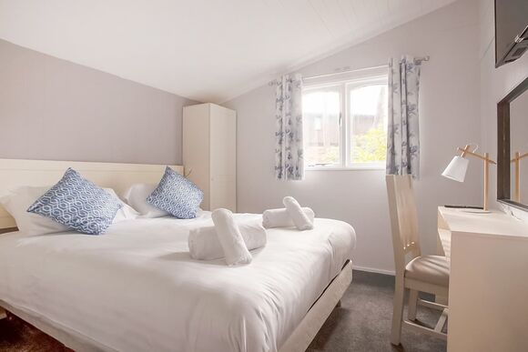 Deluxe 2 Lodge with parking, ensuite & decking P, Deluxe 2 Lodge with parking, ensuite & decking - Warmwell, Near Weymouth